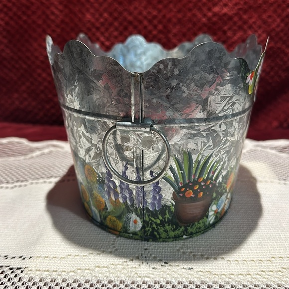 Hand painted floral garden design, Metal basket oval, ring handles. - Picture 4 of 7